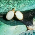 Vergulde oorbel ovaal met parelmoer