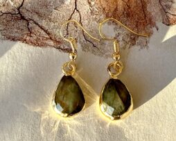 labradorite verguld oorbel facet geslepen