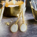 parelmoer hanger verguld oorbel