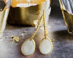 parelmoer hanger verguld oorbel