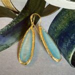 lange oorbel cats eye ocean blue gold plated