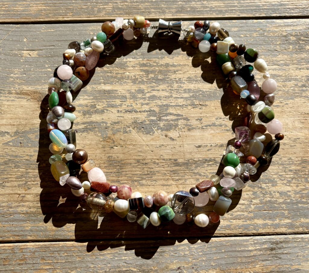 ketting stenen veel kleuren en parels