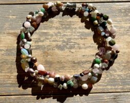 ketting stenen veel kleuren en parels