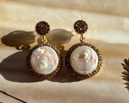zooo mooi deze feestelijke oorbellen ! Zoetwaterparels met strass, verguld