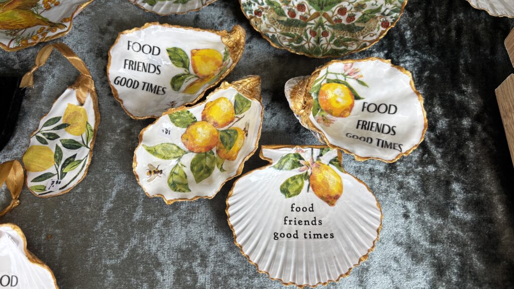 niet alleen sieraden maar ook gedecoreerde oesters en coquille schelpen
