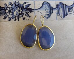 oorbel verguld grote blauwe cateye steen