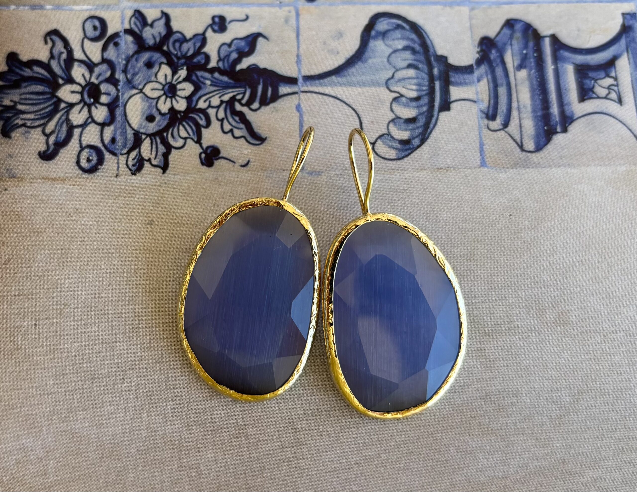 oorbel verguld grote blauwe cateye steen