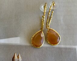 verguld cateye taupe oorbellen